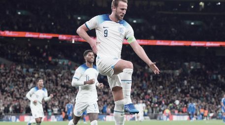 Harry Kane marcó dos goles para asegurar el pase a la Euro de los ingleses. EFE