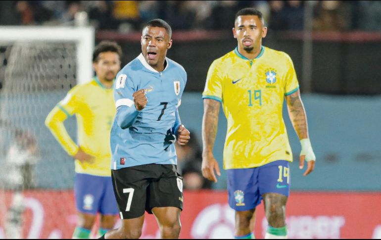 Uruguay venció a un Brasil que acumulaba 37 partidos eliminatorios sin perder. EFE