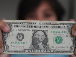 De acuerdo con un reporte del medio Bloomberg, el dólar comenzó la jornada de hoy por arriba de los 18 pesos. AFP / ARCHIVO