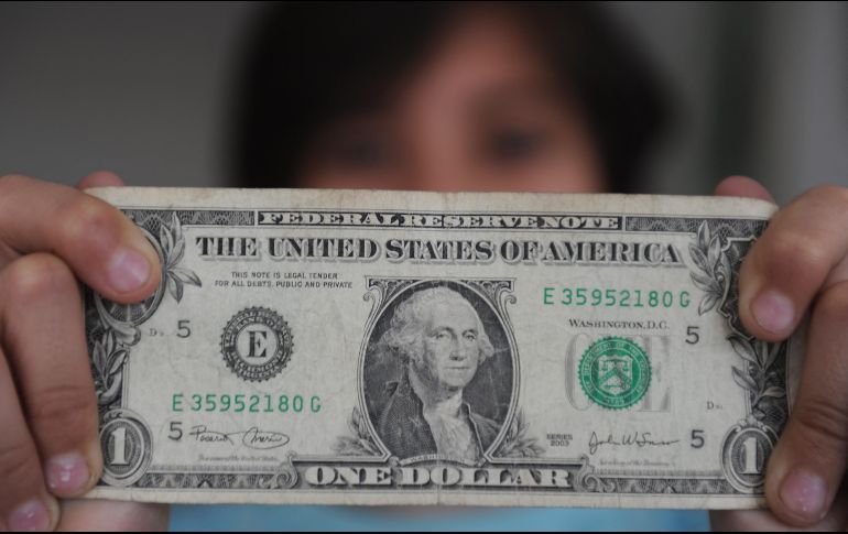 De acuerdo con un reporte del medio Bloomberg, el dólar comenzó la jornada de hoy por arriba de los 18 pesos. AFP / ARCHIVO