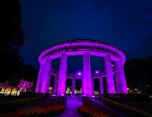 Para conmemorar el Día Mundial contra la lucha de Cáncer de Mama, se pintó la rotonda de los Jaliscienses Ilustres de rosa. EL INFORMADOR/ A. Navarro.