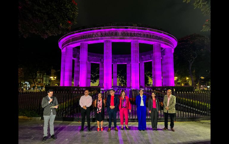 Para conmemorar el Día Mundial contra la lucha de Cáncer de Mama, se pintó la rotonda de los Jaliscienses Ilustres de rosa. EL INFORMADOR/ A. Navarro.
