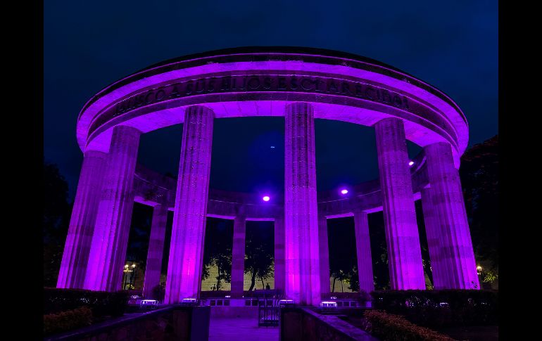 Para conmemorar el Día Mundial contra la lucha de Cáncer de Mama, se pintó la rotonda de los Jaliscienses Ilustres de rosa. EL INFORMADOR/ A. Navarro.