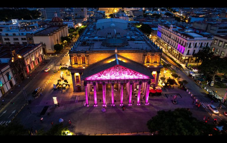 Para conmemorar el Día Mundial contra la lucha de Cáncer de Mama, se pintó la rotonda de los Jaliscienses Ilustres de rosa. EL INFORMADOR/ A. Navarro.