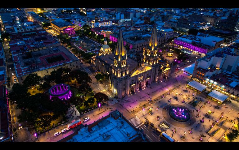 Para conmemorar el Día Mundial contra la lucha de Cáncer de Mama, se pintó la rotonda de los Jaliscienses Ilustres de rosa. EL INFORMADOR/ A. Navarro.