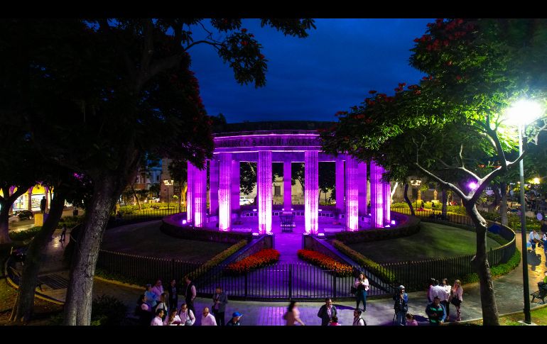 Para conmemorar el Día Mundial contra la lucha de Cáncer de Mama, se pintó la rotonda de los Jaliscienses Ilustres de rosa. EL INFORMADOR/ A. Navarro.