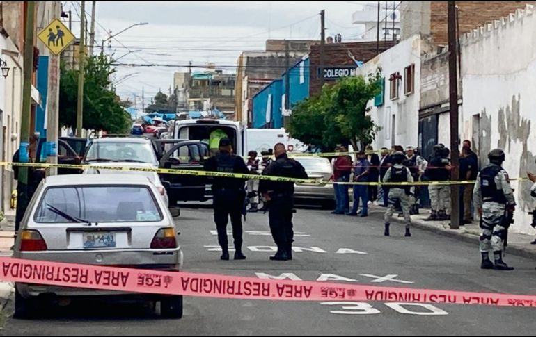 Tras la persecución, se montó un fuerte operativo de seguridad en torno del lugar en el que fue asegurada la camioneta en la que viajaban los agresores. Ellos trataron de escapar en sentido contrario por Pino Suárez, en el Centro de Guadalajara. ESPECIAL