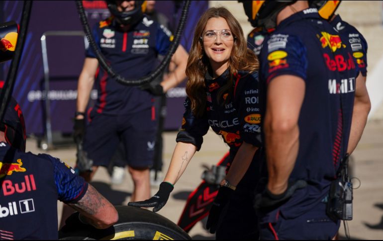 La estadounidense Drew Barrymore, pudo disfrutar de una vuelta por el circuito, además de convivir con parte del equipo de Red Bull, incluido el tapatío. EFE / S. Thew