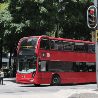 Metrobús CDMX: estaciones cerradas por la marcha zombie y desfile de catrinas