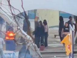 Según un testigo, este grupo de jóvenes habría quemado con algún solvente a dos maestras.ESPECIAL/X
