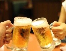 Beber sin nada en el estómago puede producirte efectos no deseados. Unsplash.