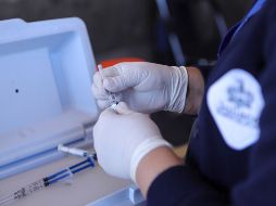 La denuncia de los trabajadores del IMSS está acompañada con fotos de los frascos cuyas dosis corresponden al lote 