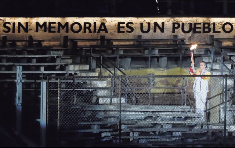 Kristel Köbric entró con el fuego panamericano por la “Puerta de la Memoria”, que homenajea a las víctimas de la dictadura chilena. EFE