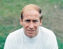 Bobby Charlton fue un icónico futbolista inglés que sobrevivió al accidente de avión de Munich de 1958 que diezmó a un Manchester United destinado a la grandeza. AP / ARCHIVO