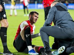 Santiago Giménez tuvo que salir del campo de juego tras una dura entrada. EFE/ C. LASKER.