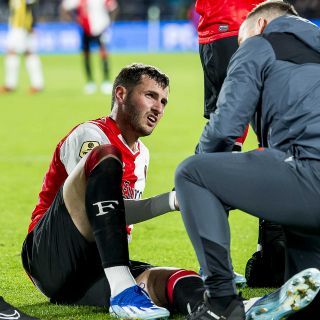 Santiago Giménez preocupa a la afición tras salir lesionado en partido del Feyenoord