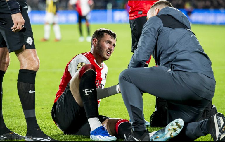 Santiago Giménez tuvo que salir del campo de juego tras una dura entrada. EFE/ C. LASKER.