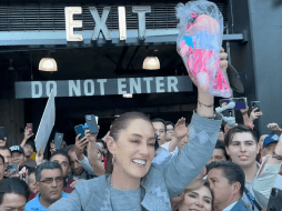 A la salida del teatro, Claudia estuvo rodeada de todos los mexicanos simpatizantes de Morena. ESPECIAL/ X @Claudiashein