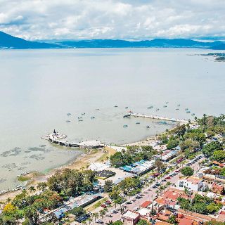 La Conagua tolera las invasiones en Chapala