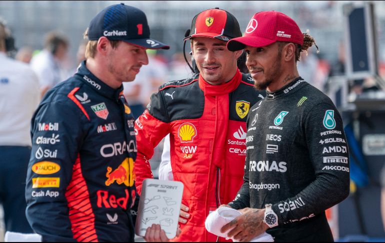 Lewis Hamilton de Mercedes y Charles Leclerc de Ferrari han sido excluidos de los resultados de la carrera. EFE/ S. THEW.