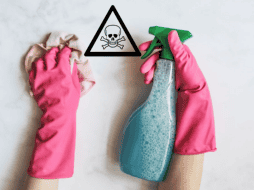 Al momento de limpiar, ten cuidado con el uso de cloro y no lo mezcles con otros limpiadores o productos que no sean agua. Unsplash.