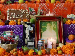 Entre los principales elementos que debe contener una ofrenda están: comida típica, copal, agua, vino, sal y la tradicional flor de cempasúchil. NTX / ARCHIVO