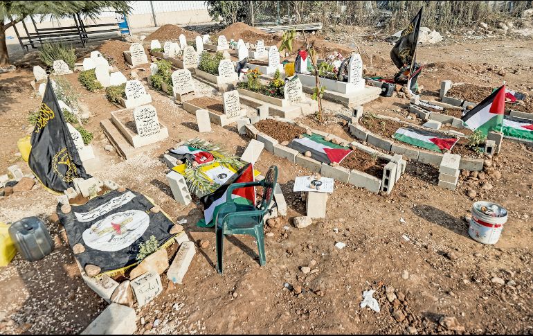 Yacen en las tumbas las víctimas de los ataques del jueves y viernes pasados realizados por Israel en el campo de refugiados de  Nur Shams, cerca de Tulkarem. EFE