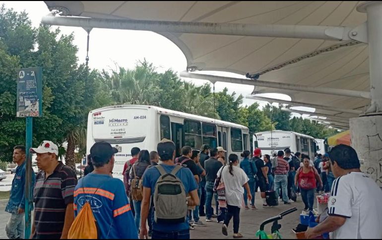 Usuarios sufren por el mal servicio que ofrecen las rutas alimentadoras del Macrobús. EL INFORMADOR/ L. Martínez