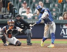 Adolis García volvió a ser una pesadilla para los Astros. AFP