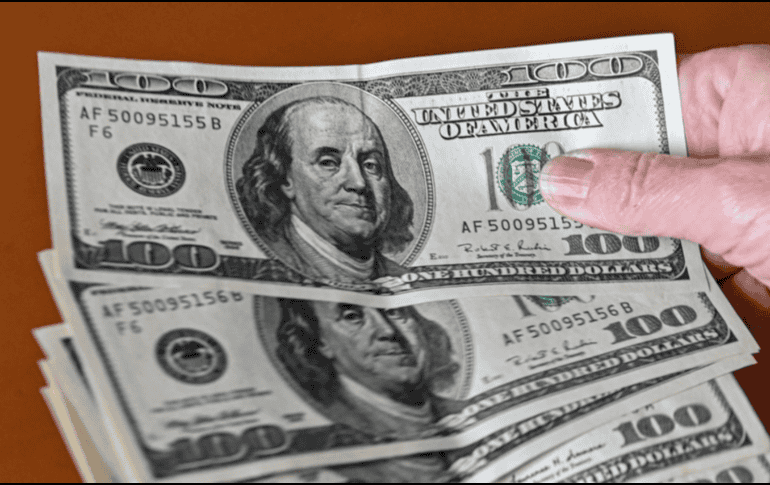 El peso mexicano se cotiza en los mercados internacionales alrededor de los 18.17 pesos por dólar. AP/ ARCHIVO