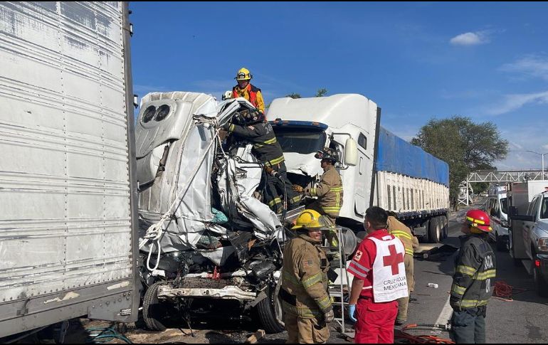 De acuerdo con los hechos, dicho incidente tuvo lugar cuando un tráiler chocó por la parte trasera de un camión de carga, causando que una camioneta de pasajeros quedara atrapada. CORTESÍA