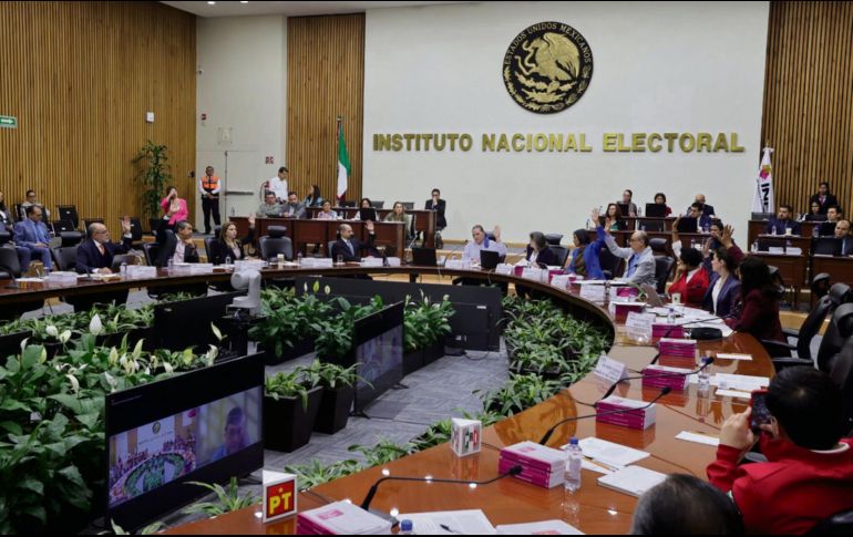 El Consejo General del INE resolvió mediante votación que los partidos postulen en paridad a mujeres como candidatas a gubernaturas. EL UNIVERSAL