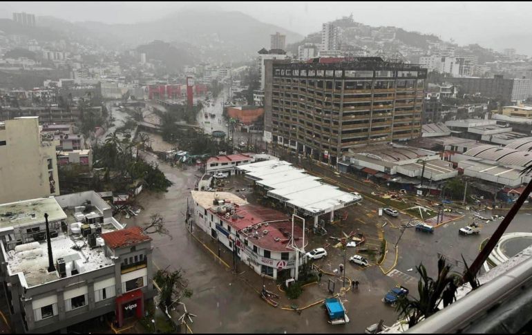La fuerza del aire y el poder del agua se apoderaron de las calles de Acapulco. ESPECIAL.