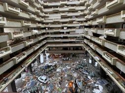 En las publicaciones que circulan en redes sociales es posible apreciar que los vidrios y plafones del hotel Princess se reventaron. ESPECIAL/ X @HelisutCordova