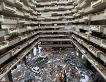 En las publicaciones que circulan en redes sociales es posible apreciar que los vidrios y plafones del hotel Princess se reventaron. ESPECIAL/ X @HelisutCordova