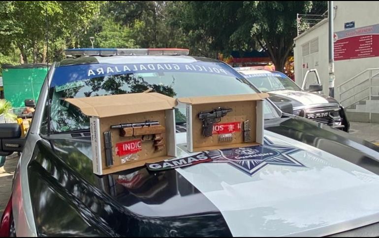 Tras una inspección al hombre, los oficiales le encontraron una pistola calibre .380 con 7 cartuchos útiles, así como una subametralladora calibre .22 con dos tiros. CORTESÍA