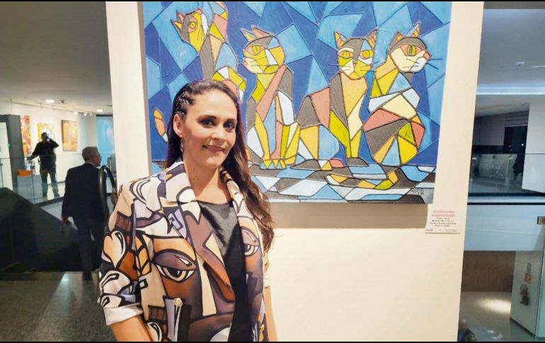 La artista plástica posa junto a una de sus obras. EL INFORMADOR/ M. Hernández