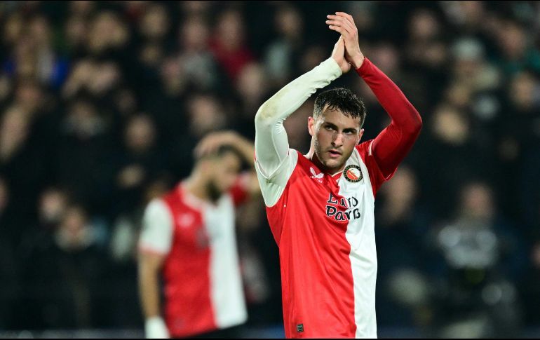 Santi Giménez tuvo un debut inolvidable en el torneo de clubes más prestigioso del mundo. EFE / O. Kraak