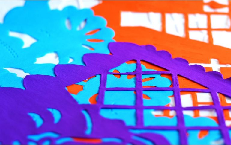Algo muy importante que no puede faltar es el papel picado, que además de verse hermoso para la decoración, también cuenta con un significado muy importante. Pixabay / padrinan