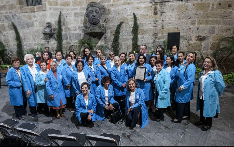 La presidenta de la organización, María Eugenia Ramírez Martell, fue la encargada de recibir dicho reconocimiento a nombre de estas mujeres, y en su intervención agradeció a cada una de las poco más de 40 mujeres quienes hoy forman parte de la asociación. EL INFORMADOR / H. Figueroa
