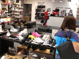 Checa los descuentos en tenis que Liverpool tiene en su página en línea. EL INFORMADOR/ ARCHIVO.