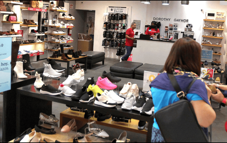 Checa los descuentos en tenis que Liverpool tiene en su página en línea. EL INFORMADOR/ ARCHIVO.