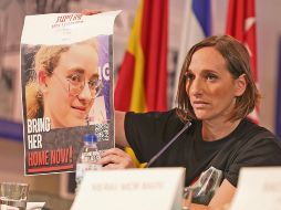Maayan Singal-Koren, familiar de israelís secuestrados por Hamás, muestra una foto de su pariente. EFE