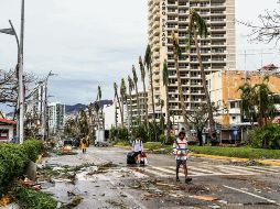 Mientras algunos turistas avanzaban como podían para salir del puerto, otros habitantes aprovecharon para saquear diversos comercios de este destino. EFE