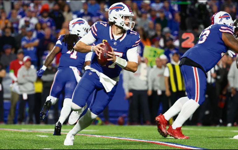 Josh Allen lanzó dos pases de anotación y corrió para otro. AFP