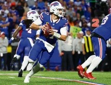 Josh Allen lanzó dos pases de anotación y corrió para otro. AFP