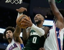 Lillard fue el mejor encestador en el duelo ante Filadelfia. AP