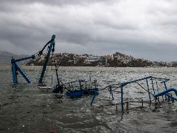 La CFE continúa con el trabajo de restablecimiento del servicio eléctrico. EFE/ D. Guzmán