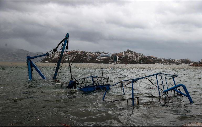 La CFE continúa con el trabajo de restablecimiento del servicio eléctrico. EFE/ D. Guzmán