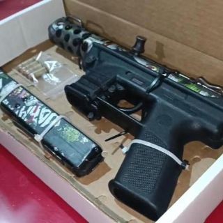 Detienen a dos en moto con subametralladora